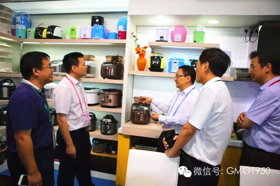 省国资委李成主任视察广新集团第120届广交会参展企业 省国资委李成主任视察广新集团第120届广交会参展企业