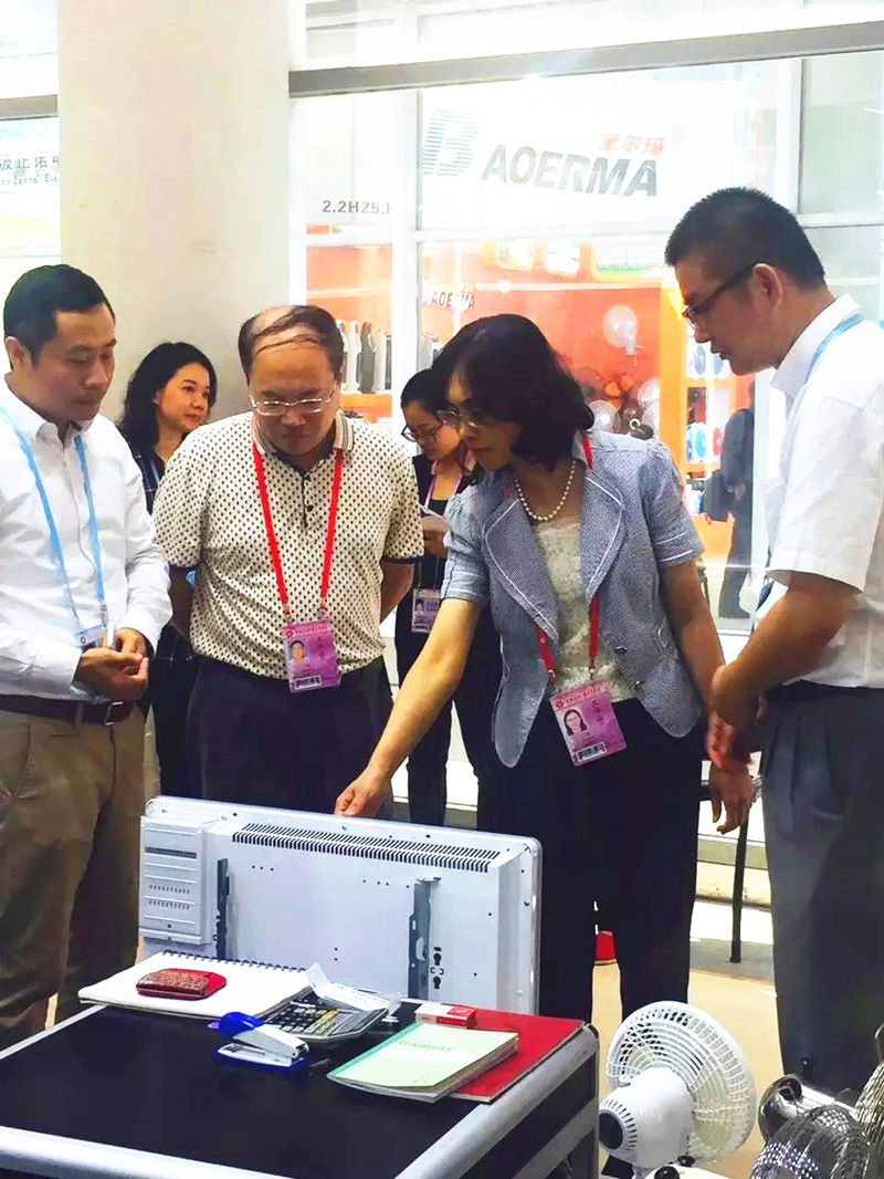 集团领导检查120届广交会集团企业参展情况 集团领导检查120届广交会集团企业参展情况