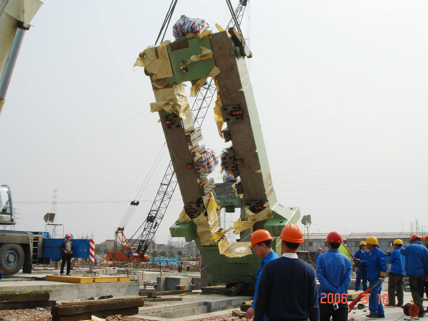 2006宁波甬江1450轧机工程82吨机架吊装