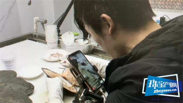 珠宝直播间10000个,每天成交7000万元,火爆的背后是...... 珠宝直播间10000个,每天成交7000万元,火爆的背后是......