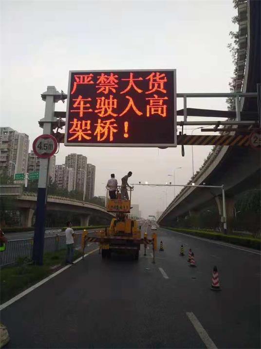 南昌市青湖大道LED交通诱导屏P16户外双色标箱（美奥马哈）