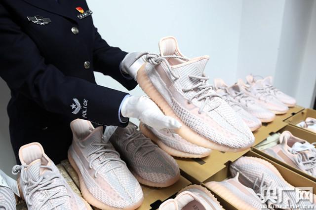 限量款运动鞋“拆包”走私 难逃海关法眼 限量款运动鞋“拆包”走私 难逃海关法眼
