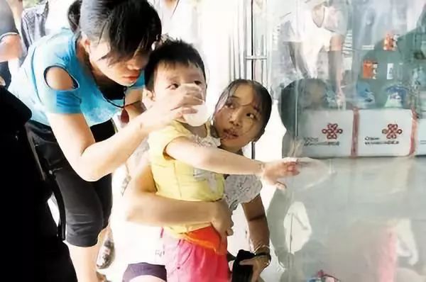 注意!孩子被门夹,千万不要做这些事,提前了解避免二次伤害 注意!孩子被门夹,千万不要做这些事,提前了解避免二次伤害