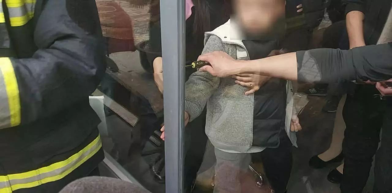 注意!孩子被门夹,千万不要做这些事,提前了解避免二次伤害 注意!孩子被门夹,千万不要做这些事,提前了解避免二次伤害