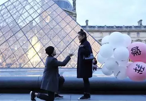法国男友当场在卢浮宫中文求婚