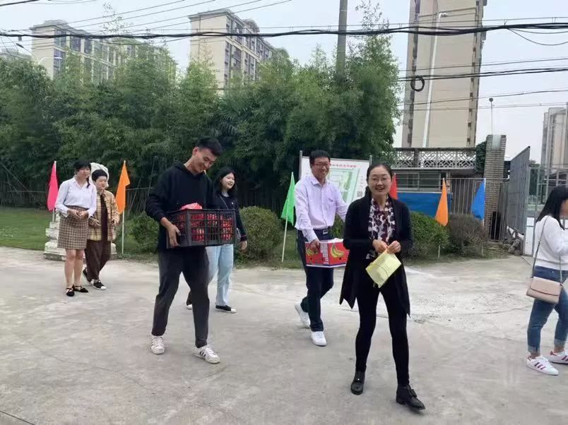 不忘初心,牢记使命 ——护理、经管、艺术三党总支组织敬老主题志愿服务实践活动 不忘初心,牢记使命 ——护理、经管、艺术三党总支组织敬老主题志愿服务实践活动