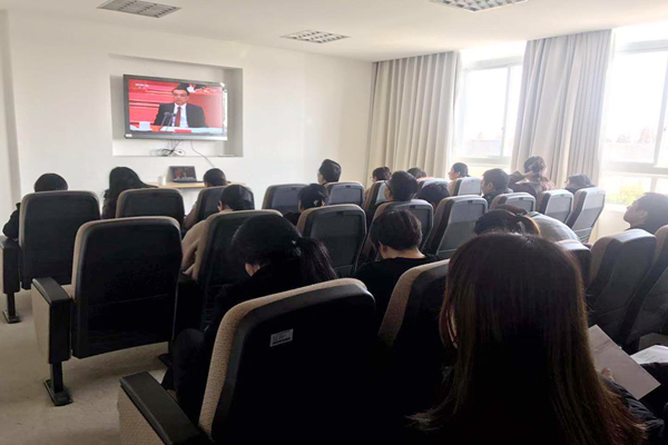 我校组织师生集中观看庆祝改革开放40周年大会直播