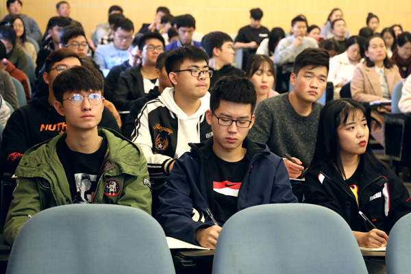 校党委举行学习贯彻全国教育大会精神专题宣讲会