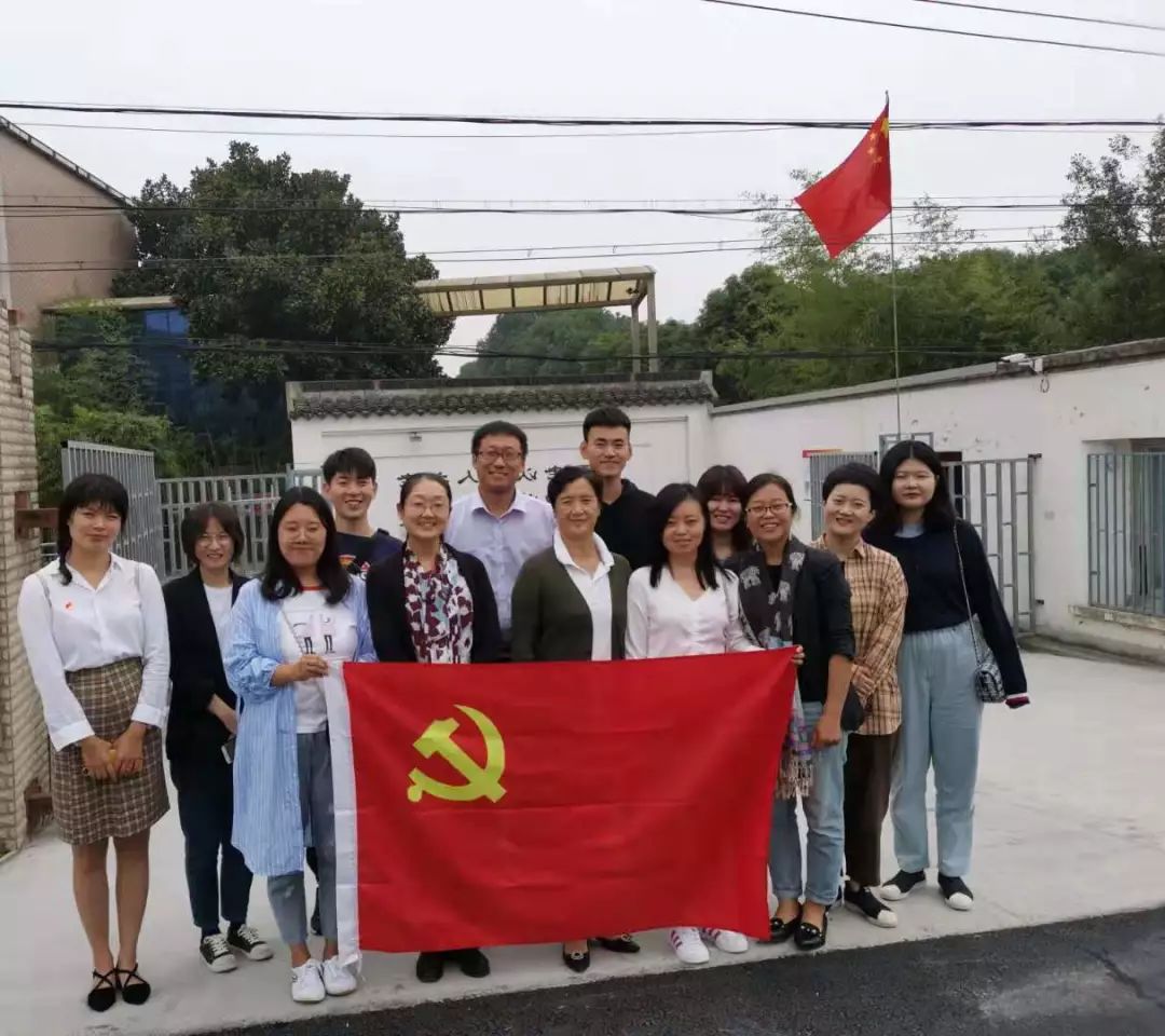 不忘初心,牢记使命 ——护理、经管、艺术三党总支组织敬老主题志愿服务实践活动 不忘初心,牢记使命 ——护理、经管、艺术三党总支组织敬老主题志愿服务实践活动