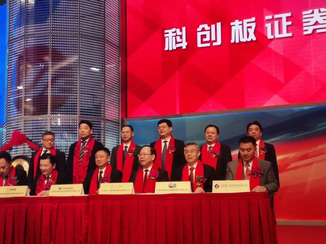 今早，亚盛医药在港交所敲锣上市，成为港交所小分子创新药第一股。    此次亚盛医药在全球发行配售期间实现了超额认购，发售股份定价为每股34.2港元，有效申请认购合共9.16亿股，相较于香港公开发售总数