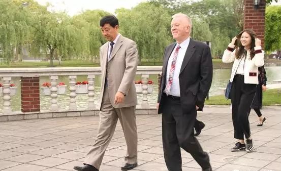 这个夏天,来立达学院与艾伦·卡洪博士一起在赏锦鲤 这个夏天,来立达学院与艾伦·卡洪博士一起在赏锦鲤