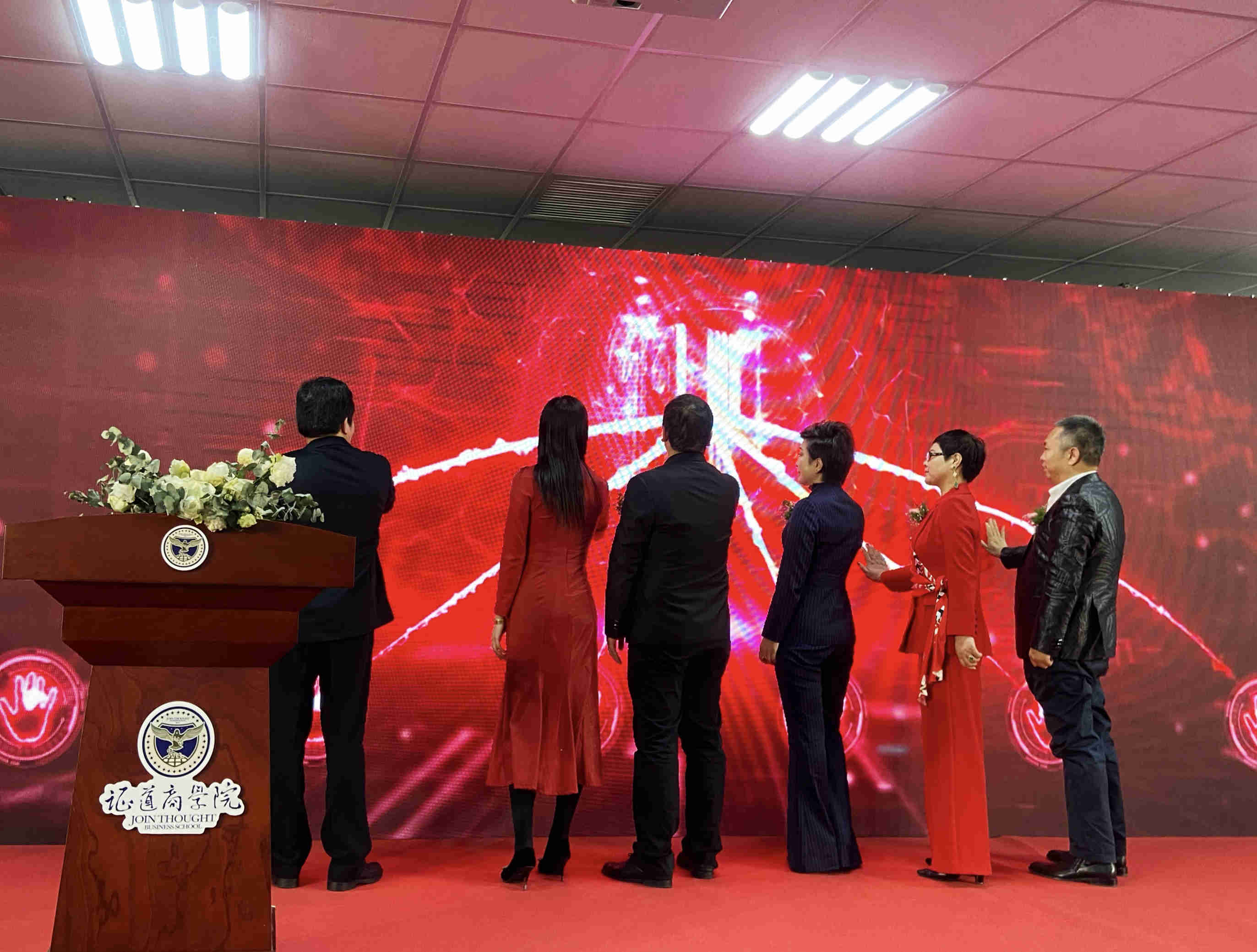 北京英国威廉希尔公司鸿图集团董事长魏丽虹作为大漠女子学院联合创始人受邀出席大漠女子学院成立暨首届国际卓越女性腾格里沙漠蝶变之旅启动发布会 北京英国威廉希尔公司鸿图集团董事长魏丽虹作为大漠女子学院联合创始人受邀出席大漠女子学院成立暨首届国际卓越女性腾格里沙漠蝶变之旅启动发布会