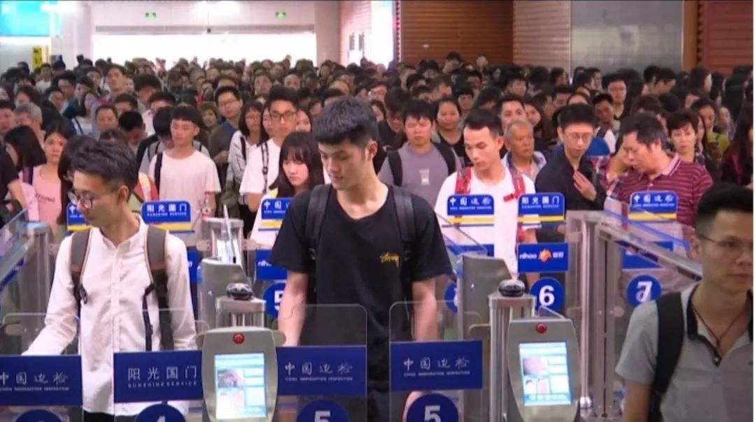 拱北口岸:旅客年前出境购物忙 海关保障通关畅顺 拱北口岸:旅客年前出境购物忙 海关保障通关畅顺