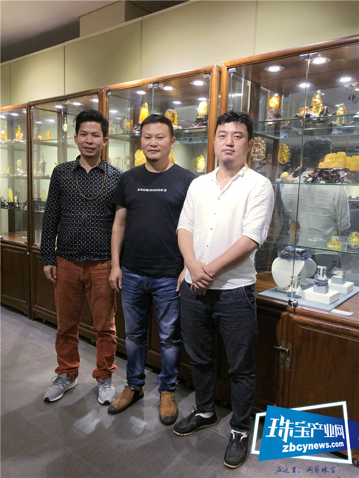 为业界提供一个展销、评审、交流平台 深圳市琥珀商会雕刻委员会成立 为业界提供一个展销、评审、交流平台 深圳市琥珀商会雕刻委员会成立