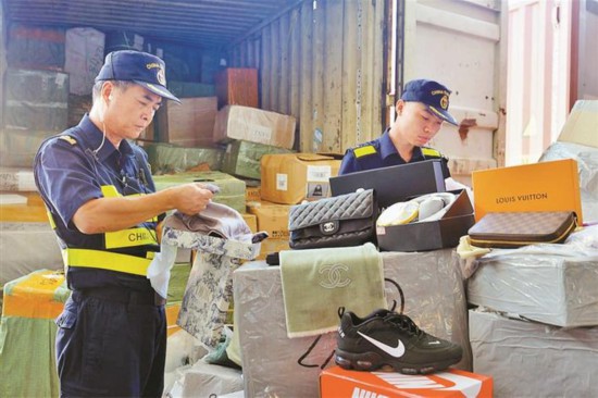 深圳海關去年查扣涉嫌侵權貨物1398萬余件 深圳海關去年查扣涉嫌侵權貨物1398萬余件