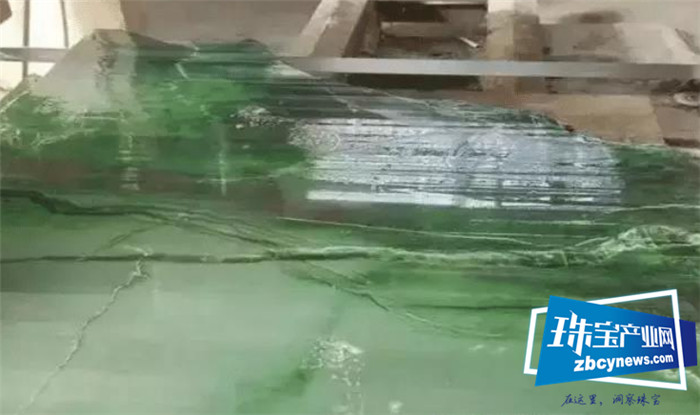 玉石大料切出70000只手镯赌涨7千万,举世罕见 玉石大料切出70000只手镯赌涨7千万,举世罕见