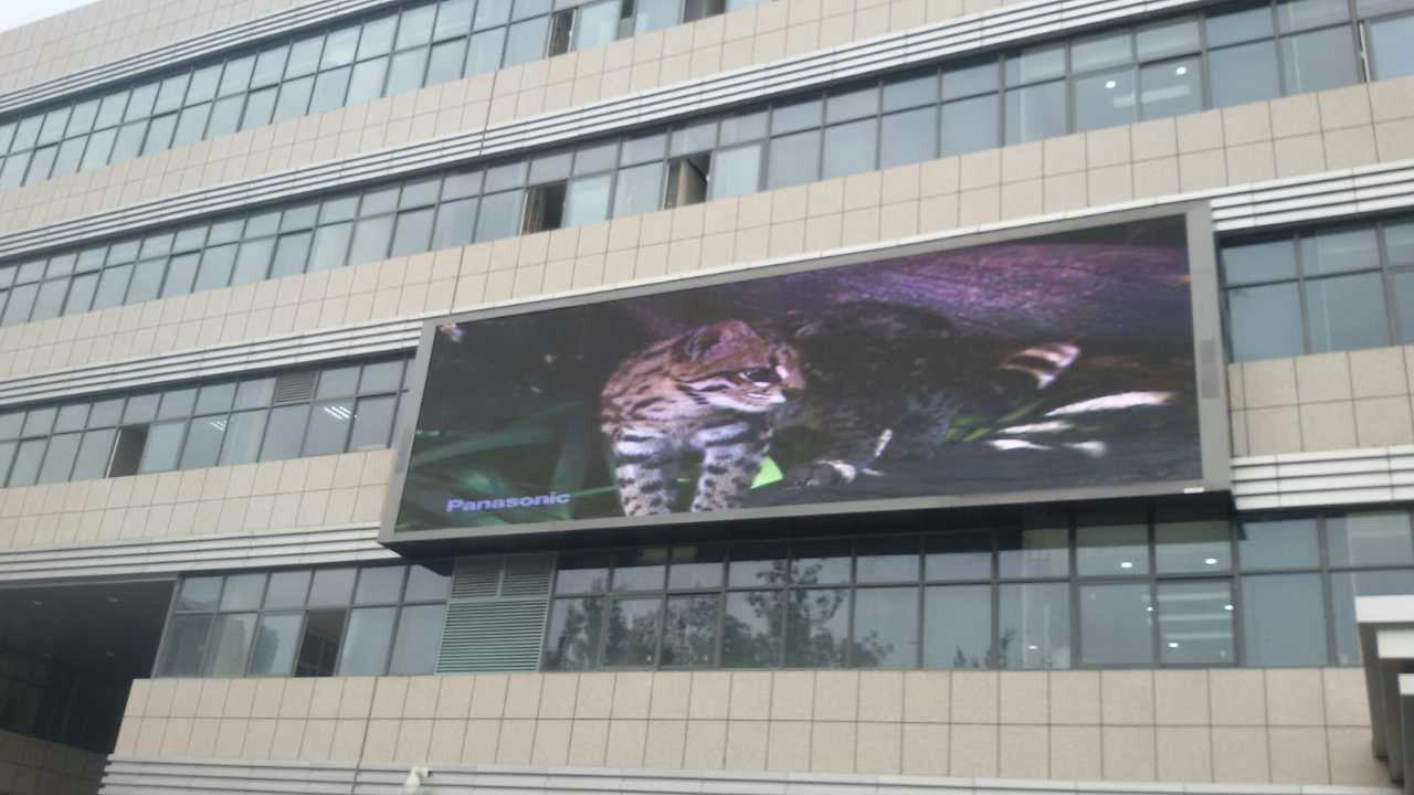 贵阳市郊区汽车站LED户外传媒屏专用P20户外插灯全彩（奥马哈）