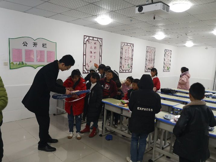 雄远党建|大爱于心,公益于行——广东雄远律师事务所党支部举办法制专题讲座和“送温暖、献爱心”活动 雄远党建|大爱于心,公益于行——广东雄远律师事务所党支部举办法制专题讲座和“送温暖、献爱心”活动