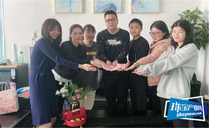 今生金饰前珠宝主播驰援武汉 ——负重前行,珠宝人的美丽故事 今生金饰前珠宝主播驰援武汉 ——负重前行,珠宝人的美丽故事
