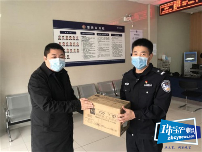 支援抗疫,传递温暖,明牌珠宝捐赠现金物资,向一线工作人员致敬 支援抗疫,传递温暖,明牌珠宝捐赠现金物资,向一线工作人员致敬