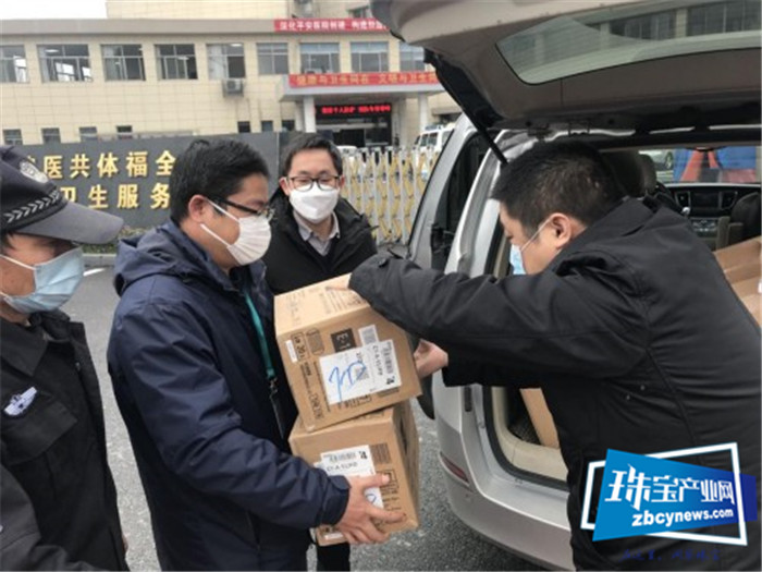 支援抗疫,传递温暖,明牌珠宝捐赠现金物资,向一线工作人员致敬 支援抗疫,传递温暖,明牌珠宝捐赠现金物资,向一线工作人员致敬