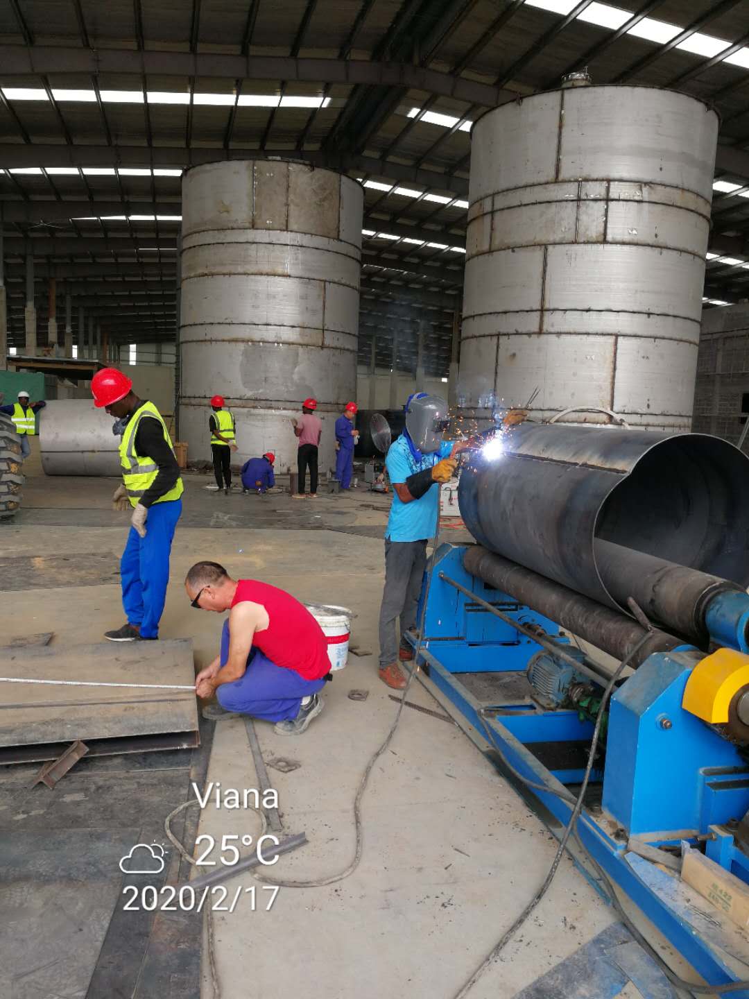 Installation of detergent powder production line is still underway during the Spring Festival
