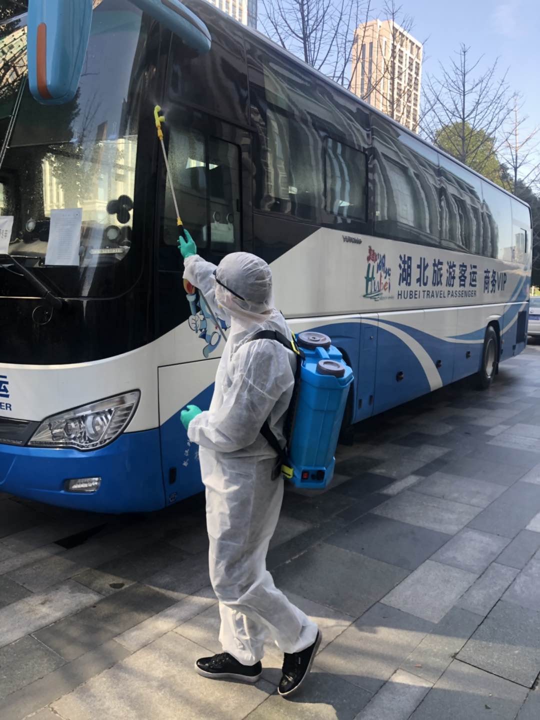 利福泰消毒团队对武汉旅游客运车进行消毒灭菌