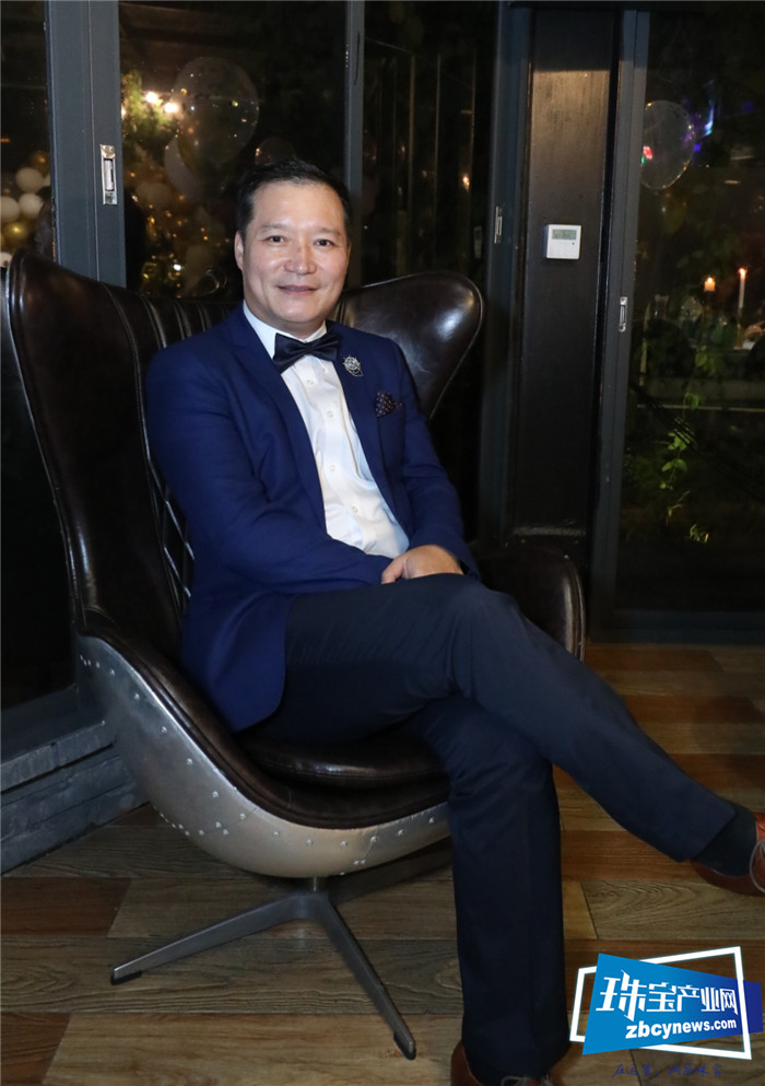 设计创意应成为珠宝生产企业的引擎 ——广州市番禺区珠宝厂商会会长吴威谈珠宝首饰生产企业备战策略 设计创意应成为珠宝生产企业的引擎 ——广州市番禺区珠宝厂商会会长吴威谈珠宝首饰生产企业备战策略