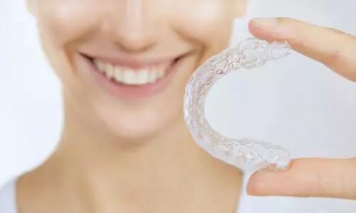深圳口腔医院专家：牙缝大不用慌，用这2个方法可以完美修复！