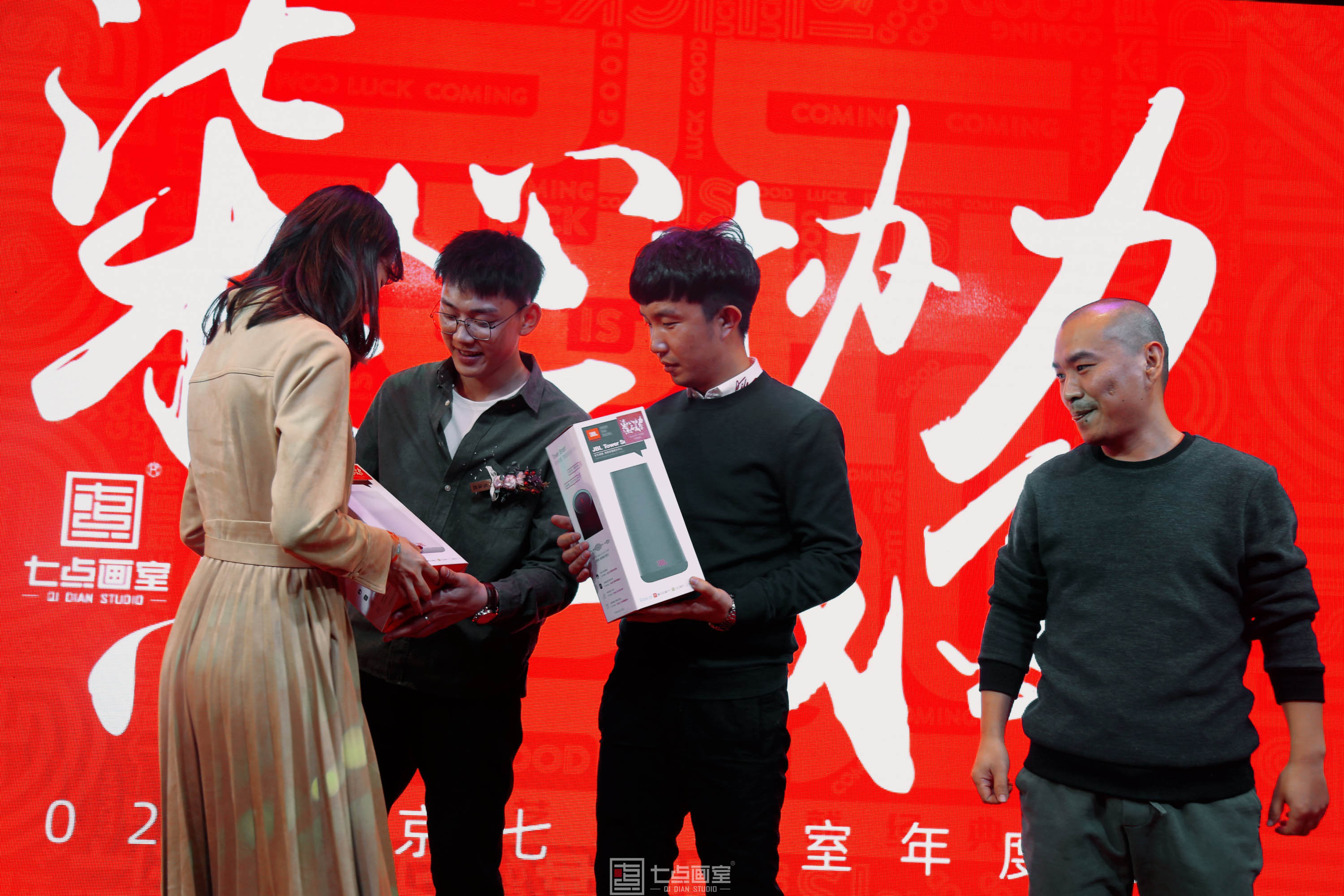 2020七点年会,让我们继续乘风破浪,再创辉煌 2020七点年会,让我们继续乘风破浪,再创辉煌