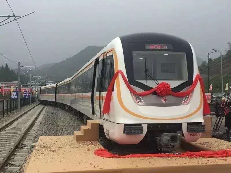 杭临城际列车采用b型鼓型电客车,深橙色,4节编组,3动1拖