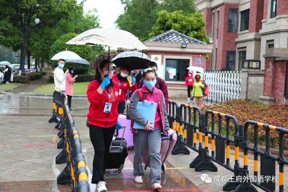 春雨如期 伴你归来|成都王府外国语学校初二年级顺利返校