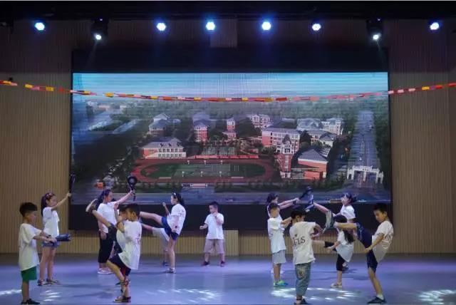 毕营才艺表演 | 成都王府外国语学校举行第一期外教公益夏令营毕营仪式 毕营才艺表演 | 成都王府外国语学校举行第一期外教公益夏令营毕营仪式