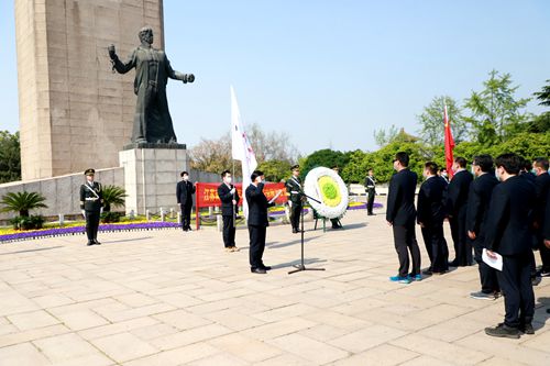 集團組織赴雨花臺參加“祭奠革命烈士、新黨員入黨宣誓暨老黨員重溫誓詞”活動