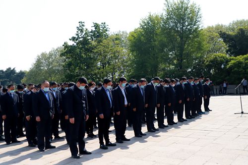 集團組織赴雨花臺參加“祭奠革命烈士、新黨員入黨宣誓暨老黨員重溫誓詞”活動