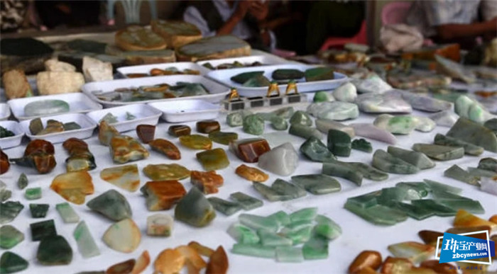 中国边境珠宝市场，玉石被当做“白菜”出售，网友：不能被大妈们知道