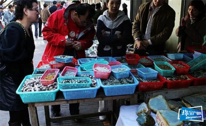 中国边境珠宝市场，玉石被当做“白菜”出售，网友：不能被大妈们知道