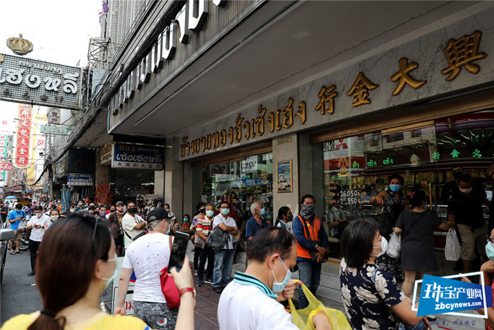 金价上涨致泰国民众贩卖手中黄金饰品