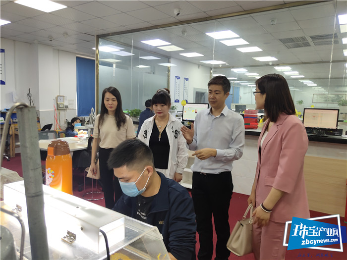 贺州市平桂区投资促进服务中心主任黄春梅一行走进深圳黄金珠宝企业 贺州市平桂区投资促进服务中心主任黄春梅一行走进深圳黄金珠宝企业