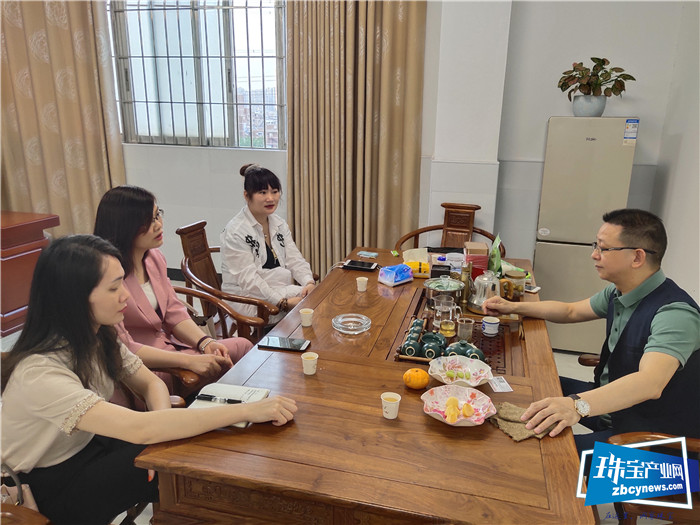 贺州市平桂区投资促进服务中心主任黄春梅一行走进深圳黄金珠宝企业 贺州市平桂区投资促进服务中心主任黄春梅一行走进深圳黄金珠宝企业