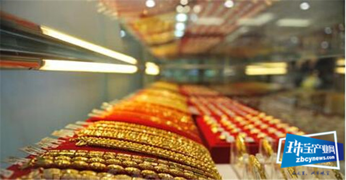 六福四季度同店销售暴跌57%,但好于同行周大福,股价飙升一成四 六福四季度同店销售暴跌57%,但好于同行周大福,股价飙升一成四