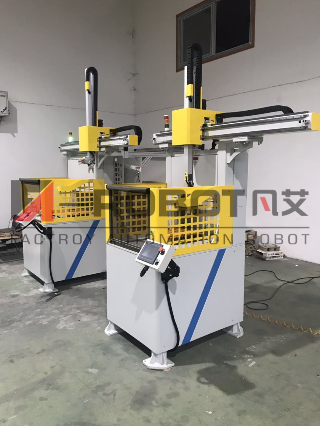 mini型——上下料机械手一体机(含点阵式料仓) mini型——上下料机械手一体机(含点阵式料仓)