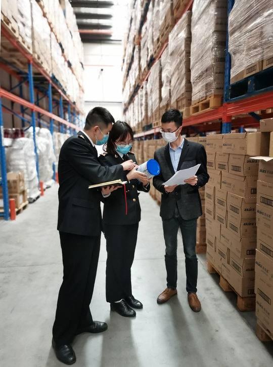 成都海关为跨境电商保驾护航 一批13万罐新西兰奶粉抵达成都 成都海关为跨境电商保驾护航 一批13万罐新西兰奶粉抵达成都