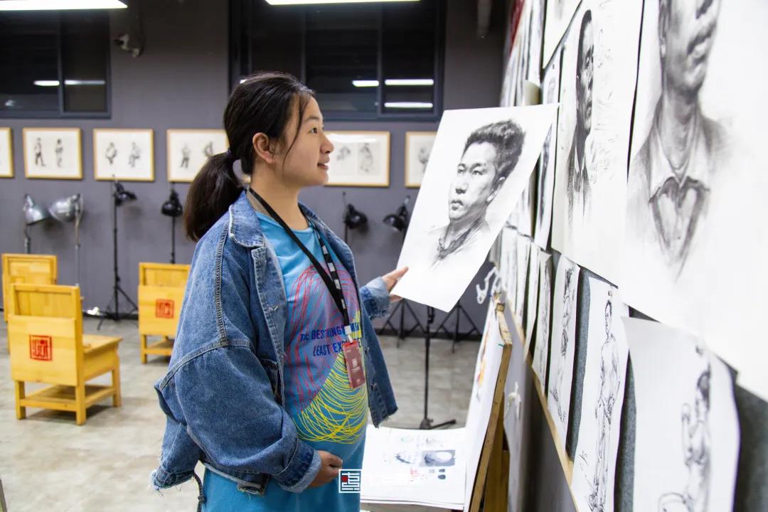 美术生丨画出最深的爱给妈妈 美术生丨画出最深的爱给妈妈