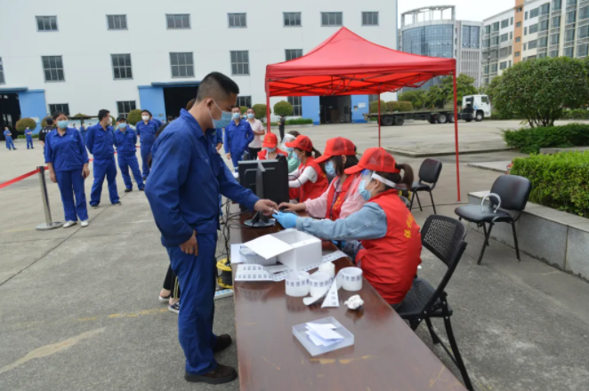 中國應急組織武漢廠區(qū)員工進行核酸檢測