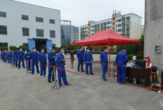 中国应急组织武汉厂区员工进行核酸检测