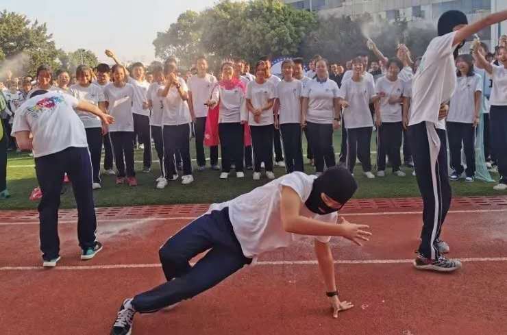 青春飞扬 梦想起航——记格睿特高级中学第二届校运会 青春飞扬 梦想起航——记格睿特高级中学第二届校运会