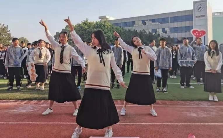 青春飞扬 梦想起航——记格睿特高级中学第二届校运会 青春飞扬 梦想起航——记格睿特高级中学第二届校运会