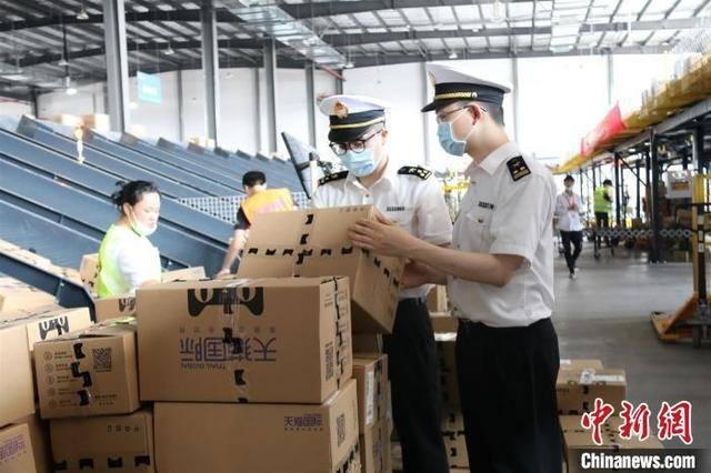 宁波海关首日放行“6.18”活动进口申报清单超200万票 宁波海关首日放行“6.18”活动进口申报清单超200万票