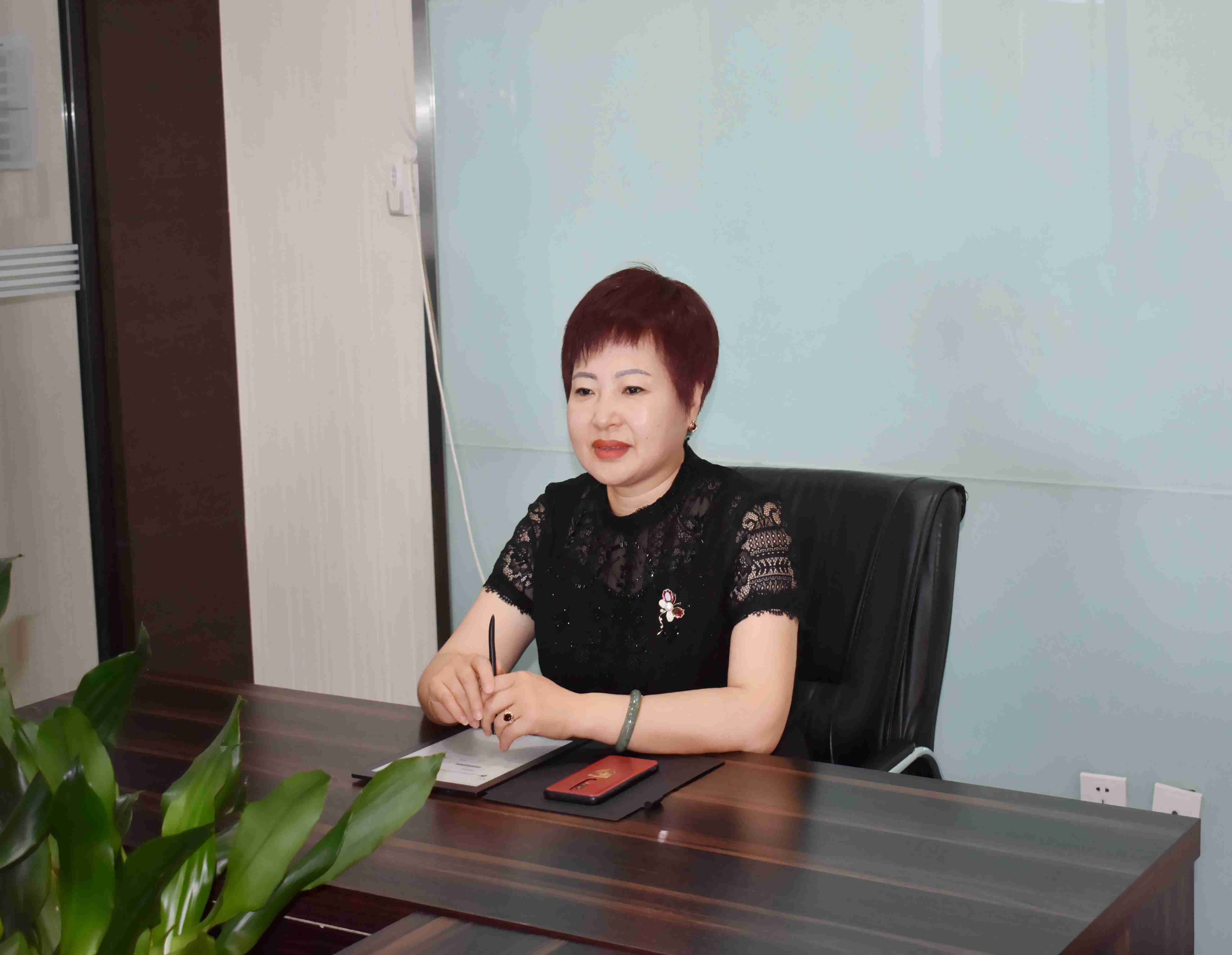 集团总裁刘亚芹主持召开全体工作会议 集团总裁刘亚芹主持召开全体工作会议